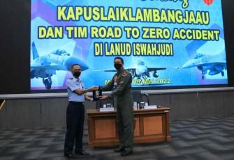 Kapuslaiklambangjaau saat memberikan cenderamata 