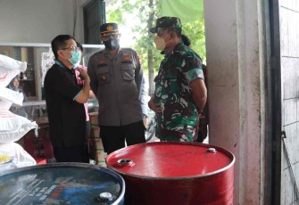 Dandim saat menerima penjelasan pedagang mengenai harga minyak goreng