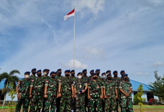 Foto bersama Danlanud Maimun Saleh  bersama prajuritnya