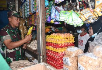Danrem saat berdialog bersama pedagang mengenai harga migor