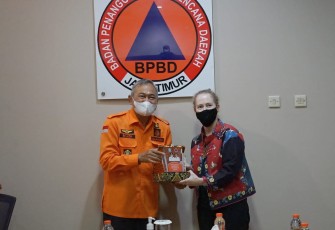 Kalaksa BPBD Jatim saat bertukar cinderamata dengan Konjen Australia,,Sabtu (28/5/2022).