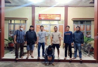 Tim Opsnal Macan Gading bersama tersangka penggelapan motor.