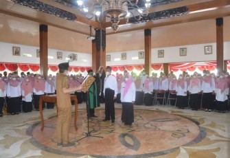 Wakil Bupati Trenggalek, Syah Muhamad Natanegara, saat mengambil sumpah dan melantik Pegawai Pemerintah dengan Perjanjian Kerja (PPPK) guru tahap II, di Pendopo Manggala Praja Nugraha, Selasa (31/5/2022).
