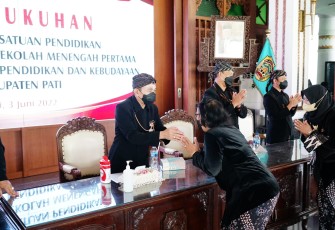 Bupati Haryanto mengukuhkan kepala sekolah setingkat SD dan SMP