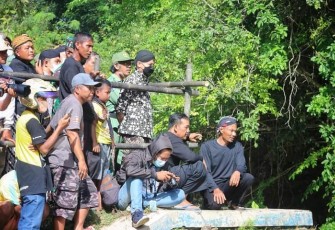 Bupati Trenggalek, Mochamad Nur Arifin, setelah melarung Kepala Kerbau, Nyadran Dam Bangong.