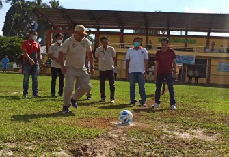 Akhriani resmi membuka turnamen sepak bola Bupati Cup Balangan 