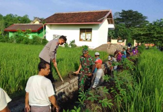 Sinergitas TNI-POLRI bersama warga bersihkan saluran irigasi 
