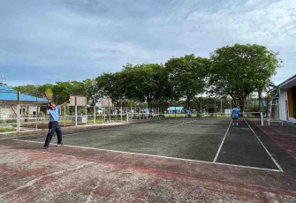 Personel Lanud Maimun Saleh berolahraga tenis lapangan