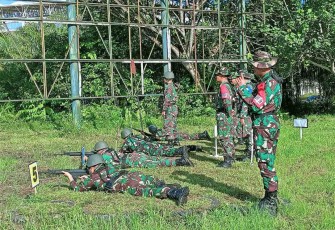 Latihan menembak Laras panjang prajurit Kodim Kutai Kartanegara 