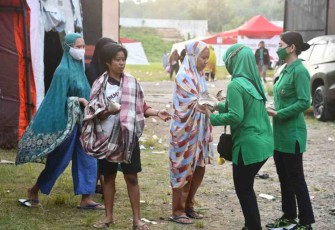 Bagikan makanan siap saji ke pengungsi 