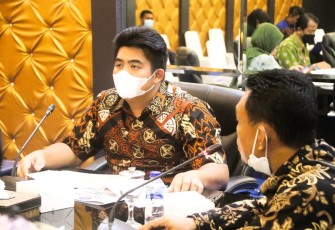 Plt Bupati Bintan, Roby Kurniawan, saat memimpin rapat pembahasan Popda, Kamis (8/6/2022).