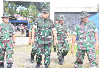 Danrem saat meninjau lokasi pengungsian gempa Mamuju