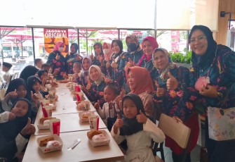 Keceriaan anak panti bersama pengurus dan Persit KCK Cabang XI