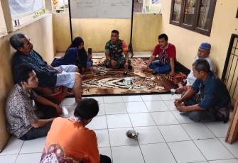 Serda Samsul pererat silaturahmi bersama warga binaan dan aparat desa