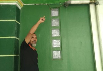 Marbot masjid menunjukkan kamera CCTV yang sempat dibalikkan arahnya oleh pelaku pencurian.