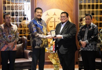 Jaksa Agung RI saat menerima cenderamata dari Komisioner Bawaslu RI