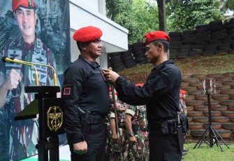Danjen kopassus saat disematkan Brevet anti teror