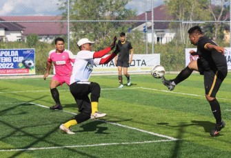 Aksi gemilang kiper menahan gempuran striker Laskar Ngopi FC