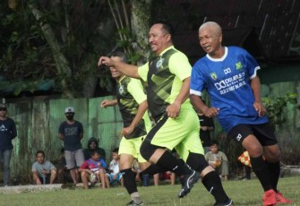 Aksi Dandim saat berlari merebut bola di penutupan turnamen Sepak Bola Bupati Cup 2022