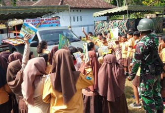 Mobil pintar Yonif 511/DY diserbu murid SDN 01 Joho