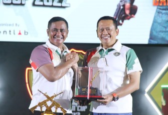 Bamsoet bersama Danjen Kopassus usai penutupan grand final Danjen Kopassus X HIPMI Jaya PUBG Mobile Cup 2022 di Jakarta 