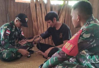 Sambangi rumah warga berikan pengobatan gratis di perbatasan 