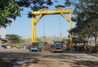 Aktivitas truk pengangkut tebu di pabrik gula PT Gendhis Multi Manis di desa Tinapan kecamatan Todanan kabupaten Blora Jawa Tengah.
