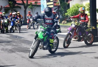 Danrem 081/DSJ saat pamer skill tunggangi motor trail
