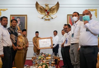 Gubernur Rohidin saat terima Audensi GM PLN Unit Induk Wilayah Sumatera Selatan, Jambi dan Bengkulu (WS2JB) Bambang Dwiyanto dalam rangka berpamitan pindah tugas, di Gedung Daerah Balai Raya Semarak Bengkulu, Senin (13/06).