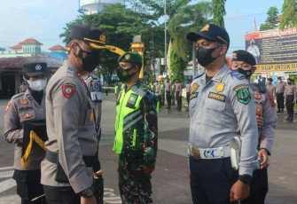 Kapolres HSU saat memeriksa personel dalam apel operasi patuh Intan di Mapolres