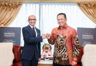 Bambang Soesatyo saat menerima kunjungan Dubes Singapura di ruang Kerja Ketua MPR RI Jakarta 