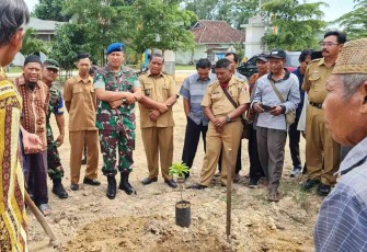 Danlanud BNY saat serbuan teritorial TNI melaksanakan penanaman pohon di Kampung Bawang Sakti Jaya