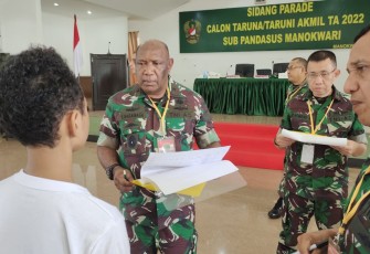 Kasdam XVIII/Kasuari saat penilaian catar akmil
