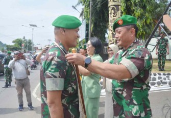 Danrem 172/PWY saat menyambut Kolonel Inf J.O. Sembiring 