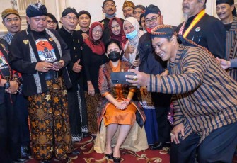 Puan saat foto bersama dengan anggota PKH Surabaya