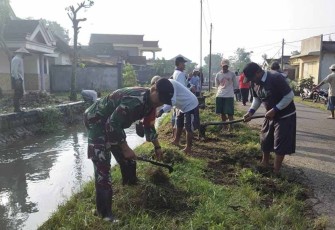 Gotong royong bersama warga bersihkan jalan dusun alas Malang