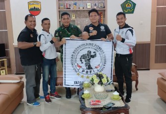 Danrem foto bersama pengurus atlet PBFI Tapteng di Makorem 023/KS