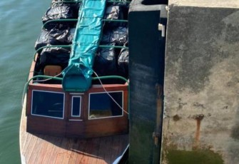 BKC ilegal jenis HT dan MMEA dalam kapal cepat saat diamankan tim patroli Bea Cukai Batam.