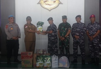 Penyerahan bantuan TNI AL untuk korban gempa Mamuju