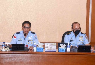 Inspektor Koharmatau saat memimpin rakor pemenuhan kebutuhan satker di Bandung 