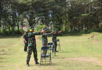 Latihan menembak prajurit Kodim 0806/Trenggalek 