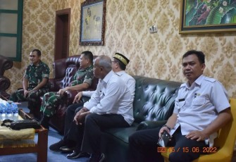 Danrem 121/Abw saat menerima kunjungan Kadis Tanaman Pangan dan Hortikultura Prov Kalbar
