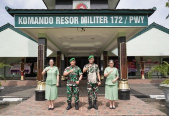 Poto bareng Brigjen Izak Pangemanan  bersama Kolonel JO Sembiring di Makorem 172 sebelum sertijab 