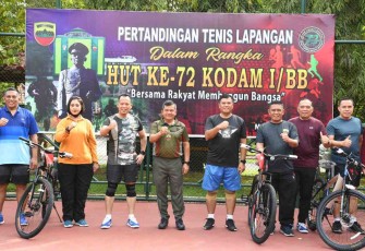 Foto bersama Pangdam I/BB bersama pemenang turnamen tenis lapangan