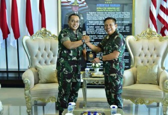 Pangkoarmada III memberikan cenderamata kepada Irjen TNI 