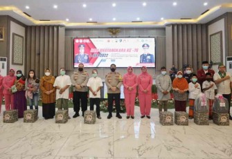 Foto bersama Bakti sosial Polda Jatim