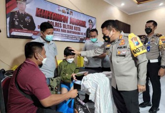 Kapolres Blitar Kota saat menyapa anak yang di khitan 