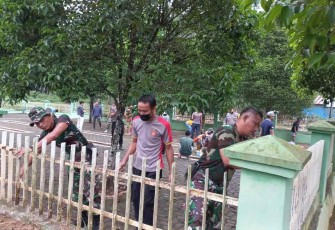 Sinergitas TNI-POLRI bersihkan TMP di desa Teluk Bayur