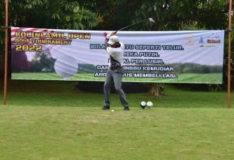 Laksma TNI Singgih Sugiarto saat pemukulan bola pertama pembukaan turnamen golf di lapangan golf pangkalan jati Cinere Depok