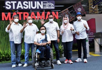 MenkopUKM saat menghadiri peresmian Stasiun Kereta Api Matraman 